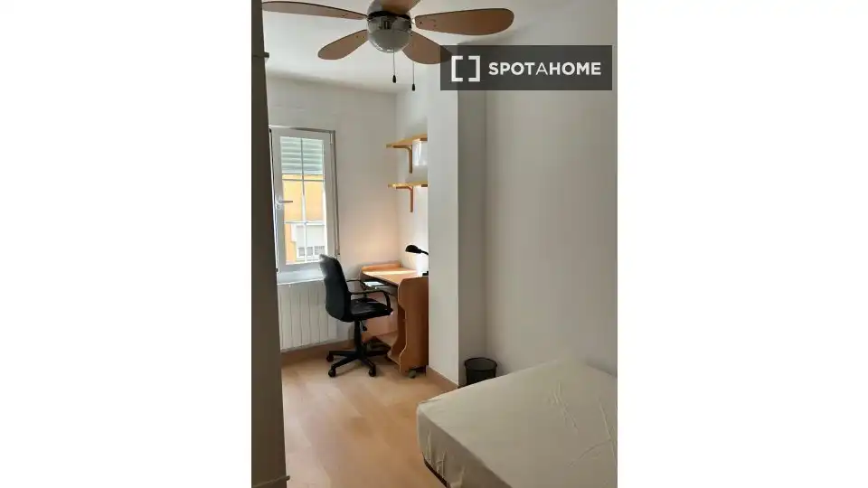Habitación de Apartamento para compartir en Granada con Aire acondicionado, Terraza y Amueblado