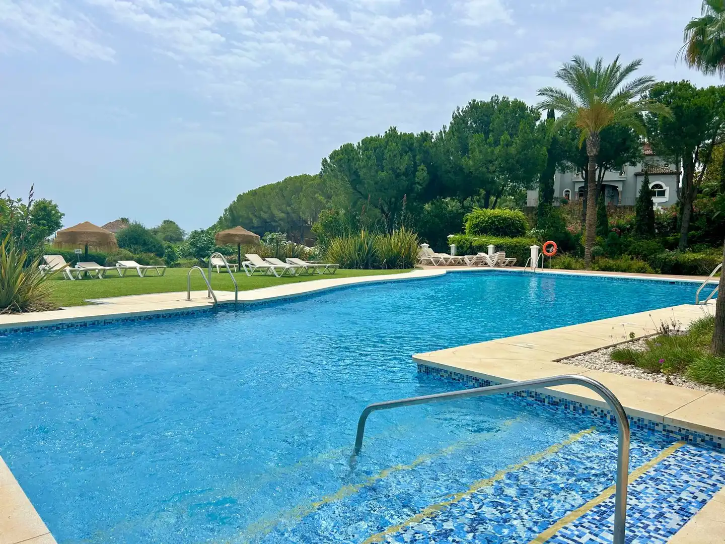 Schwimmbecken von Wohnungen zum Verkauf in Benahavís mit Klimaanlage, Terrasse und Abstellraum