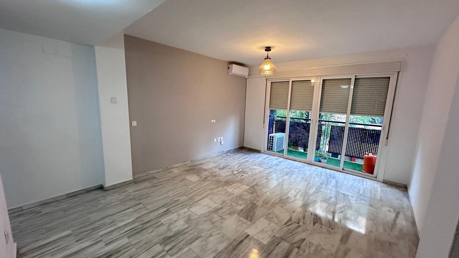 Sala d'estar de Pis en venda en Castilleja de la Cuesta amb Aire condicionat i Terrassa