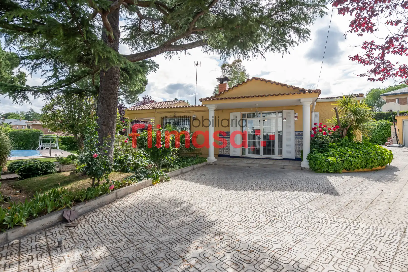 Exterior view of Houses for sale in Villaviciosa de Odón  with Air Conditioner, Heating and Private garden