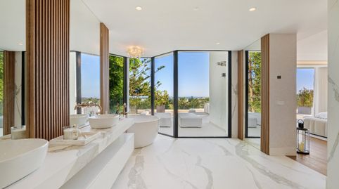 IMPRESIONANTE VILLA DE ARQUITECTO CON VISTAS AL GOLF EN PRIMERA LÍNEA EN NUEVA ANDALUCÍA, imatge 2
