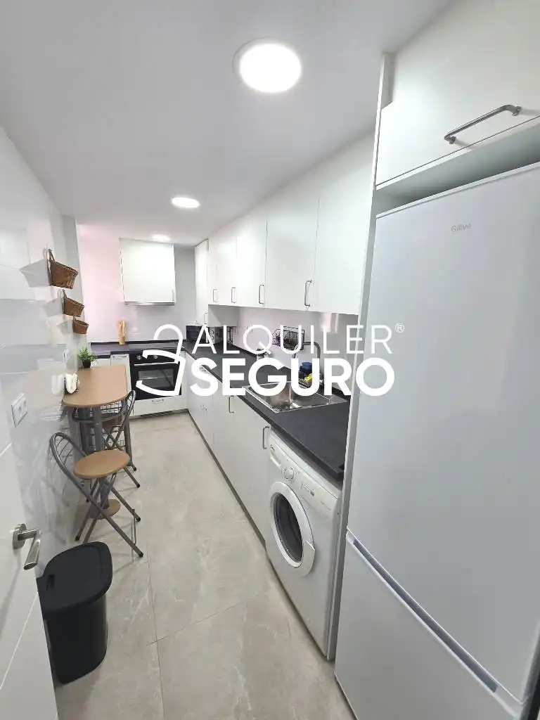 Cuina de Pis de lloguer en Alcalá de Henares amb Calefacció, Terrassa i Moblat