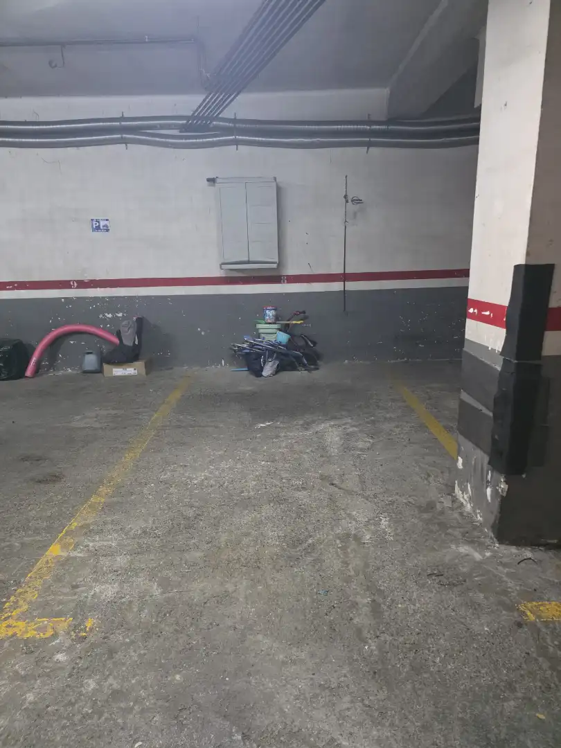 Aparcament de Pis en venda en L'Hospitalet de Llobregat amb Aire condicionat, Calefacció i Parquet