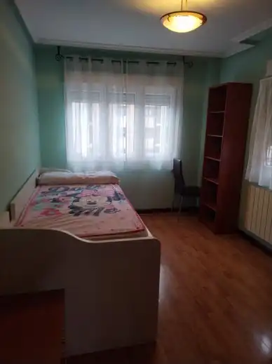 Habitación de Piso en venta en Gijón  con Calefacción, Parquet y Trastero