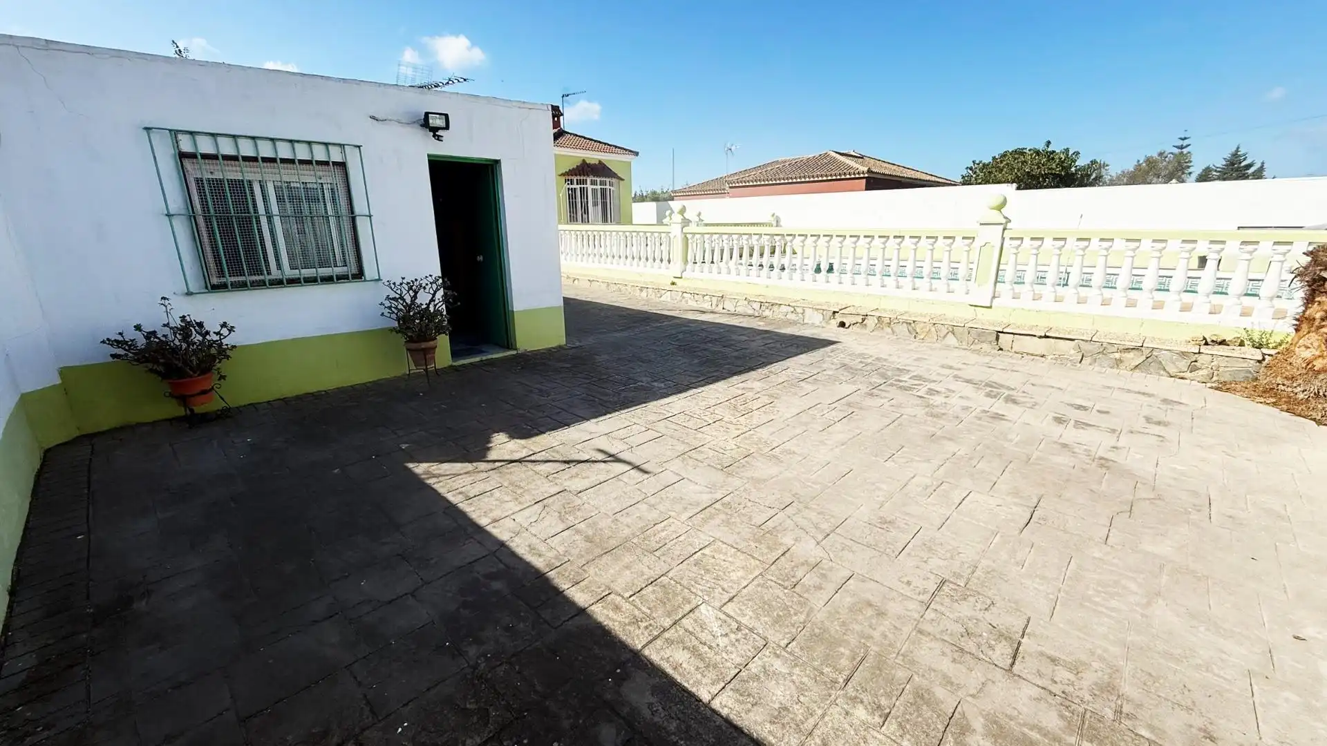 Vista exterior de Casa o xalet en venda en Chiclana de la Frontera amb Jardí privat, Terrassa i Traster