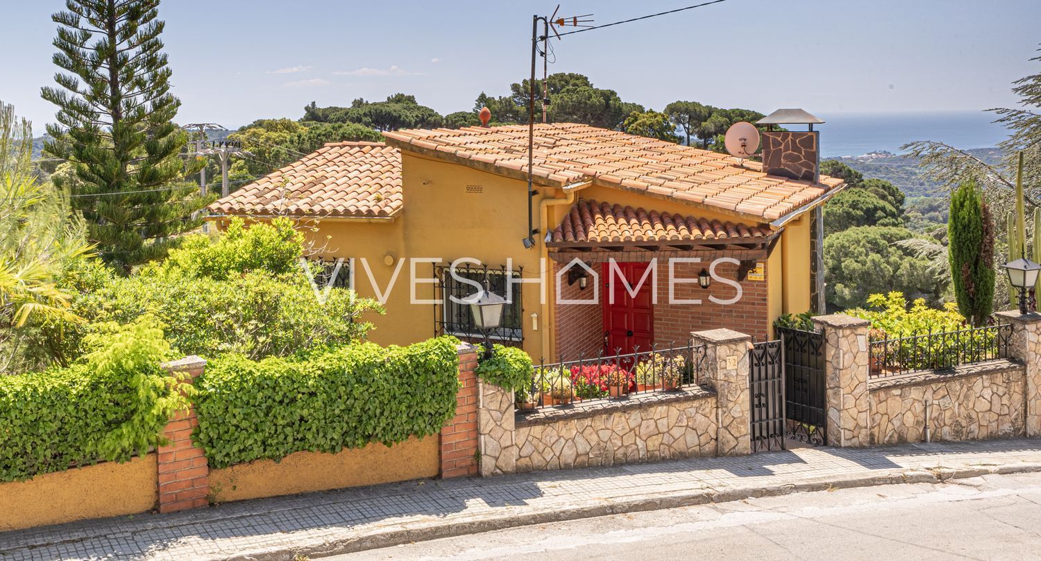 Vista exterior de Casa o xalet en venda en Sant Cebrià de Vallalta amb Jardí privat, Terrassa i Traster