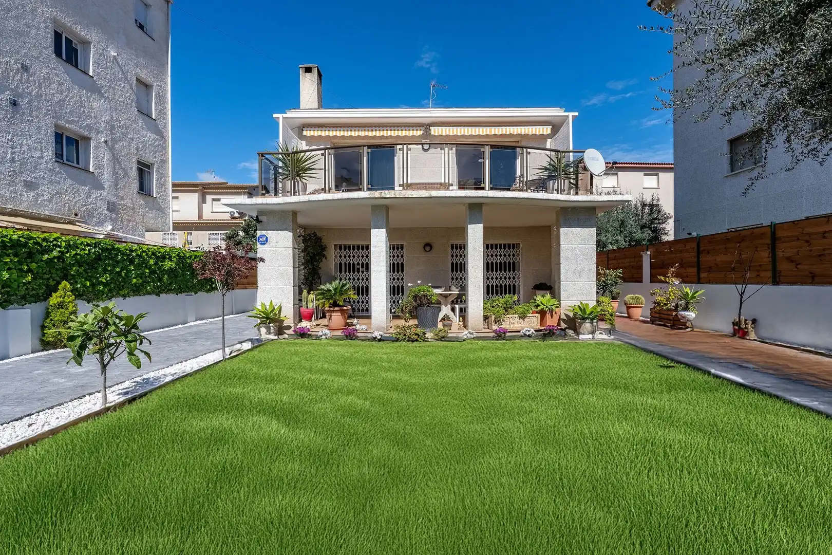 Vista exterior de Casa o xalet en venda en Cunit amb Aire condicionat, Calefacció i Jardí privat