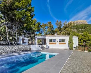 Vista exterior de Casa o xalet en venda en Calpe / Calp amb Aire condicionat, Jardí privat i Terrassa