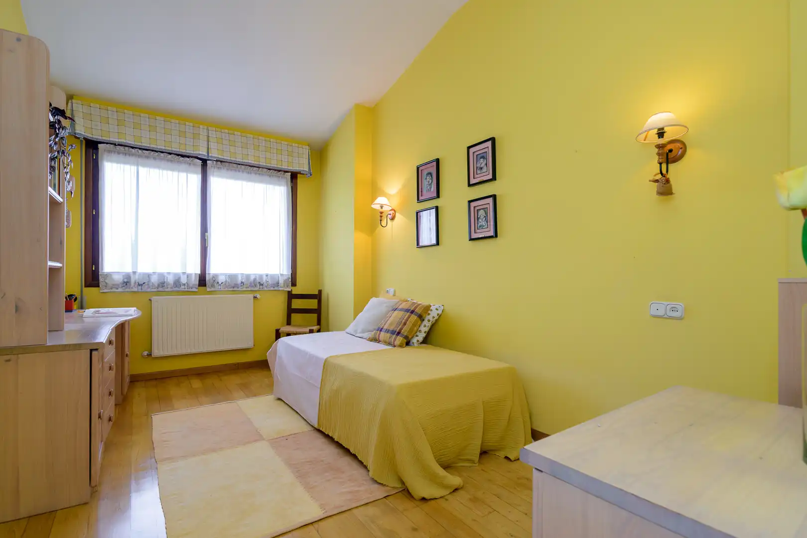 Habitación de Casa o chalet en venta en Oviedo  con Calefacción, Jardín privado y Parquet