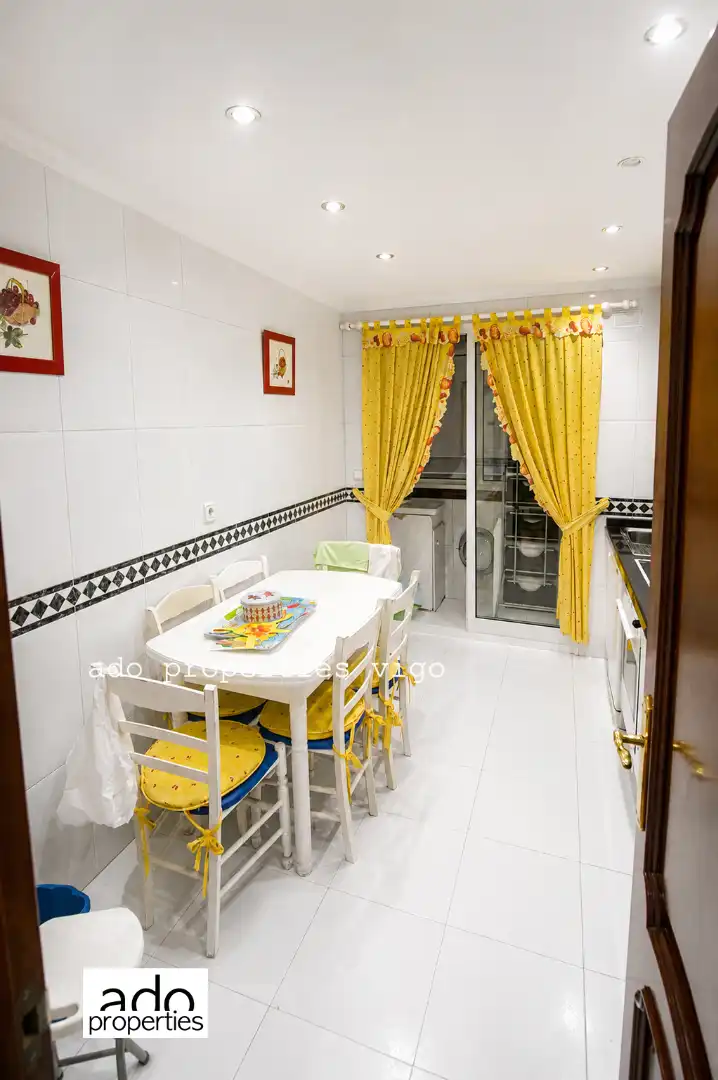 Cocina de Piso en venta en Vigo  con Calefacción, Parquet y Trastero