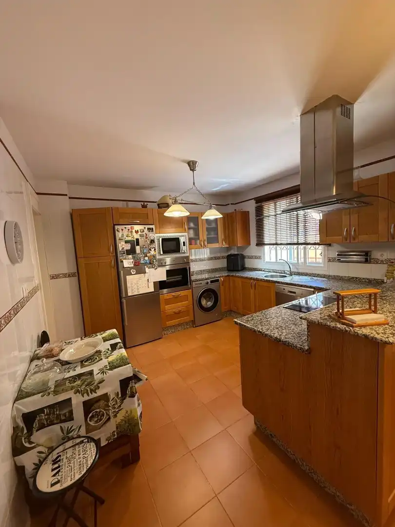 Cuina de Casa adosada en venda en Bollullos de la Mitación amb Jardí privat
