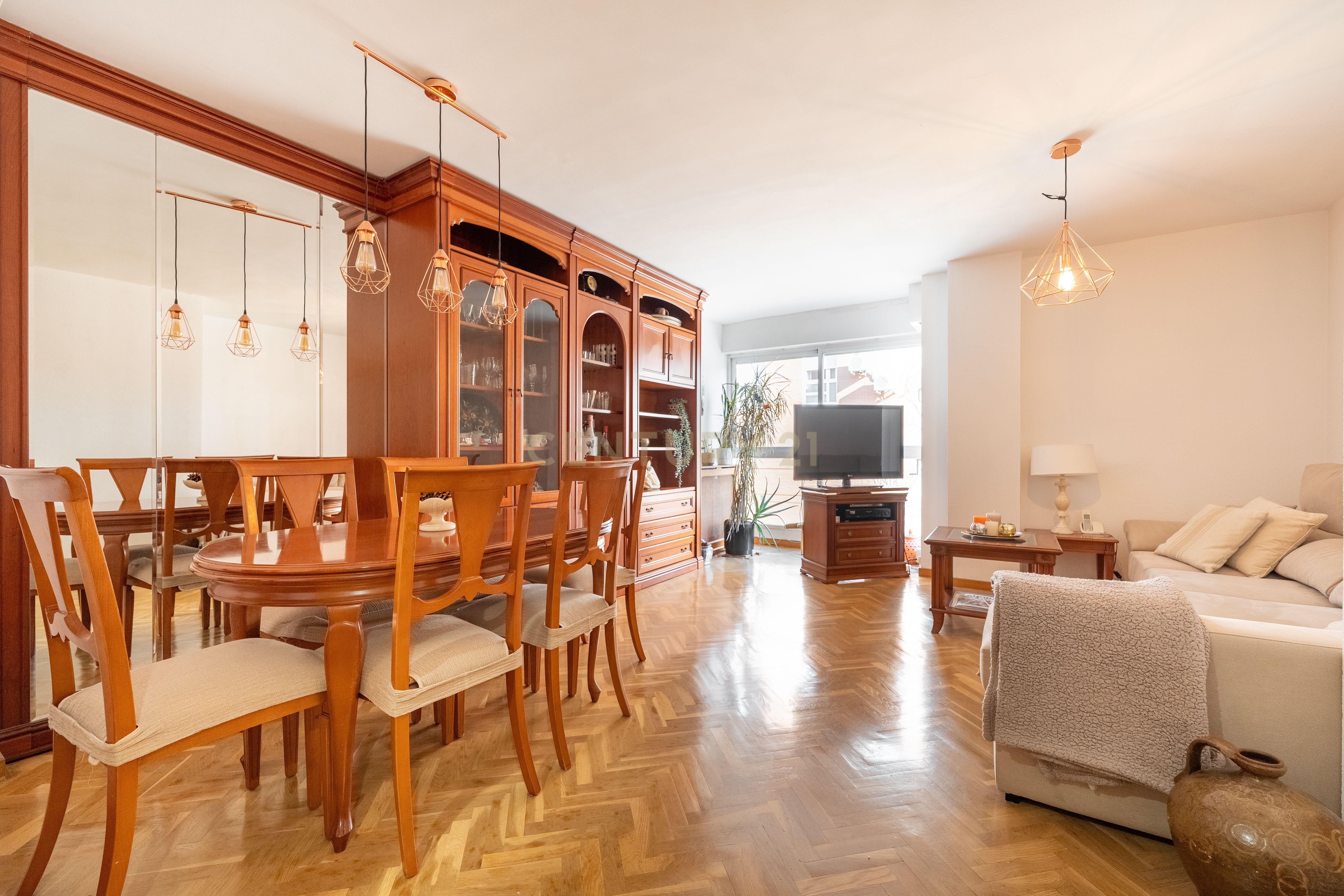 Sala d'estar de Pis en venda en  Madrid Capital amb Aire condicionat, Jardí privat i Traster