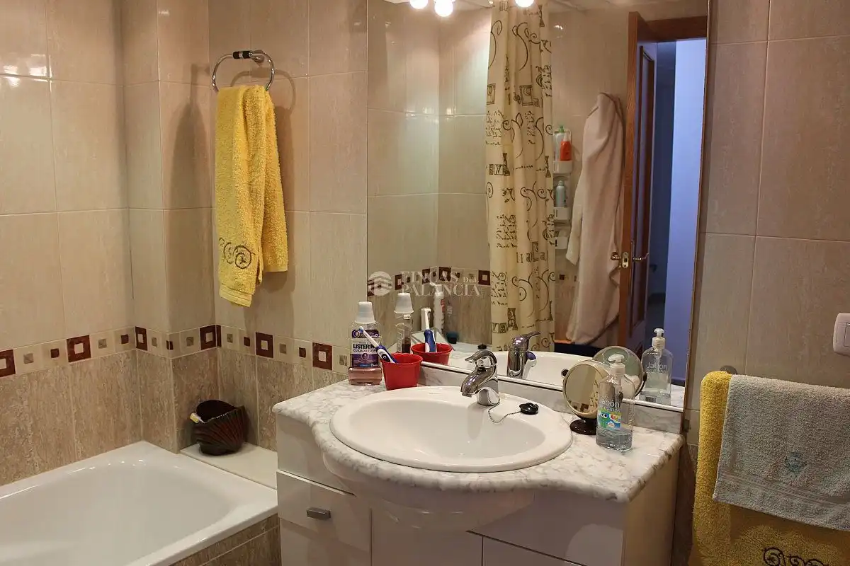 Badezimmer von Wohnung zur Miete in Navajas mit Klimaanlage, Heizung und Balkon