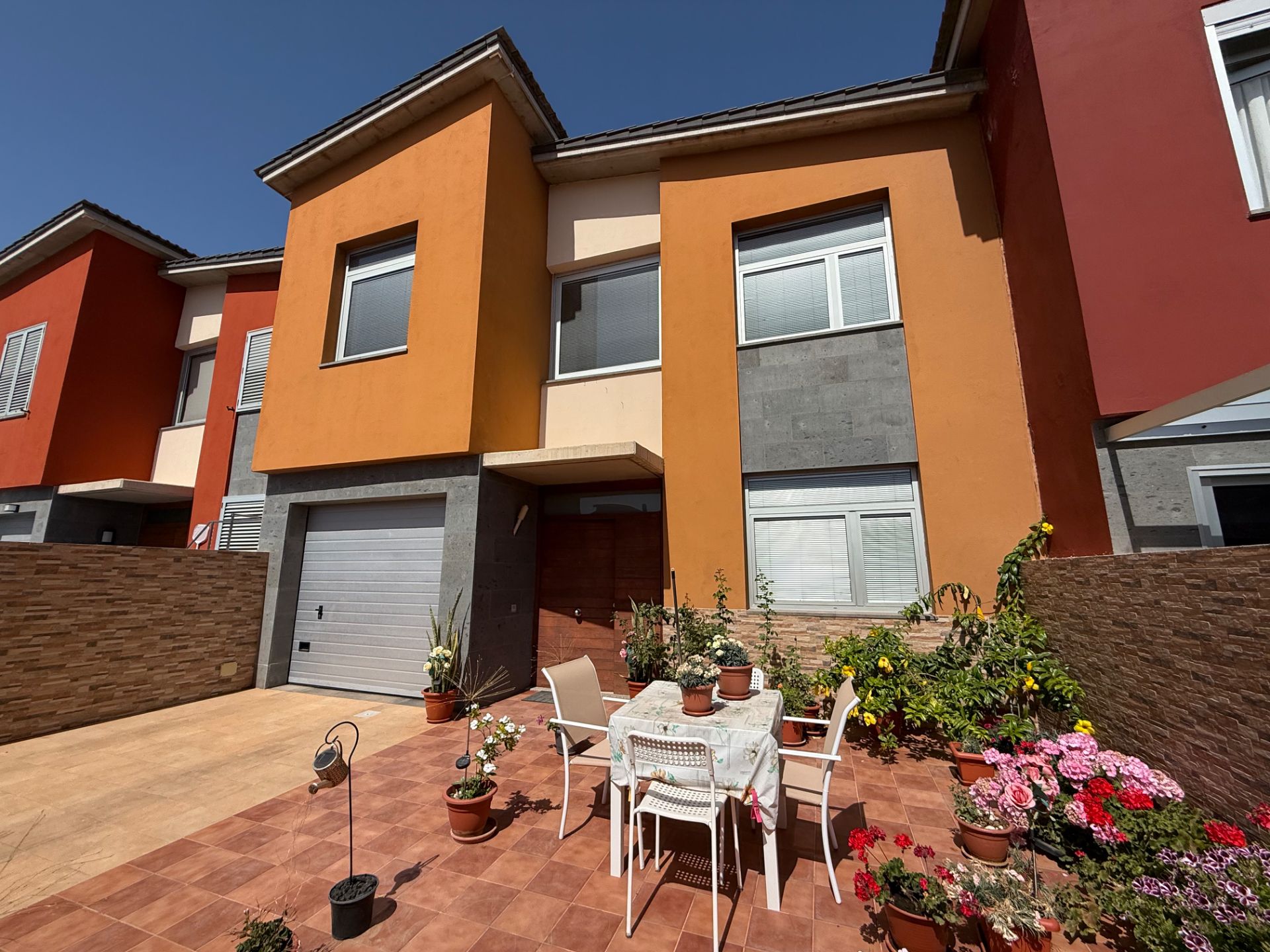 Vista exterior de Casa o xalet en venda en Santa Lucía de Tirajana amb Aire condicionat, Jardí privat i Terrassa