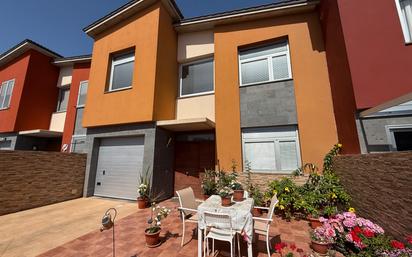 Vista exterior de Casa o xalet en venda en Santa Lucía de Tirajana amb Aire condicionat, Jardí privat i Terrassa