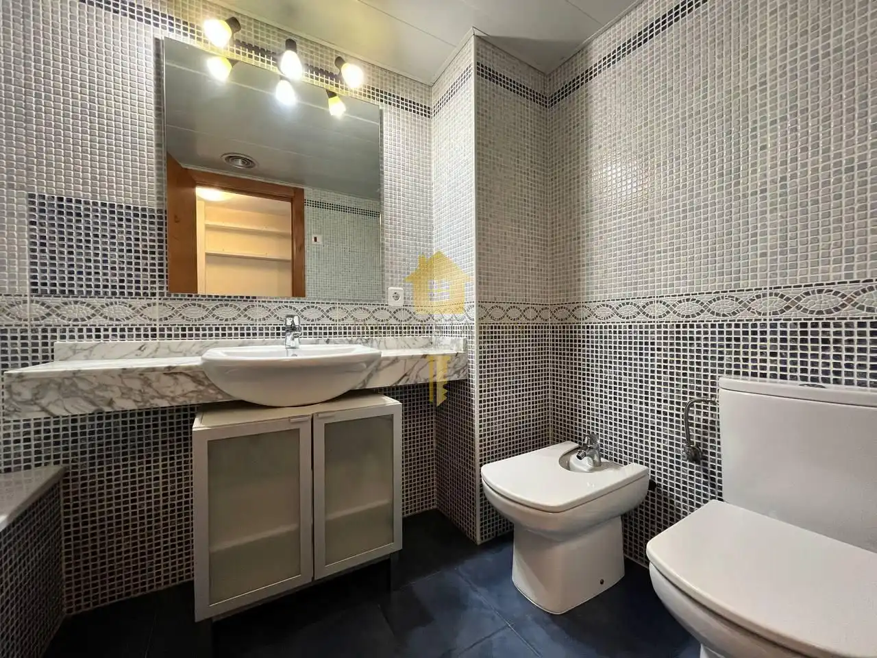 Baño de Piso en venta en Sant Pere Pescador con Aire acondicionado, Amueblado y Balcón