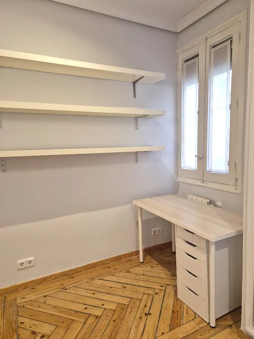 Dormitori de Apartament de lloguer en Madrid amb Aire condicionat, Calefacció i Parquet