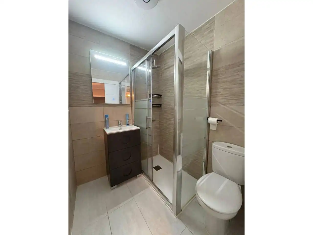 Badezimmer von Wohnung zum Verkauf in Barcelona mit Klimaanlage, Parkett und Möbliert