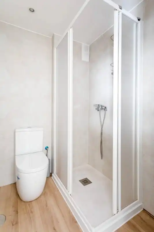 Badezimmer von Wohnung zur Miete in Madrid mit Klimaanlage und Möbliert