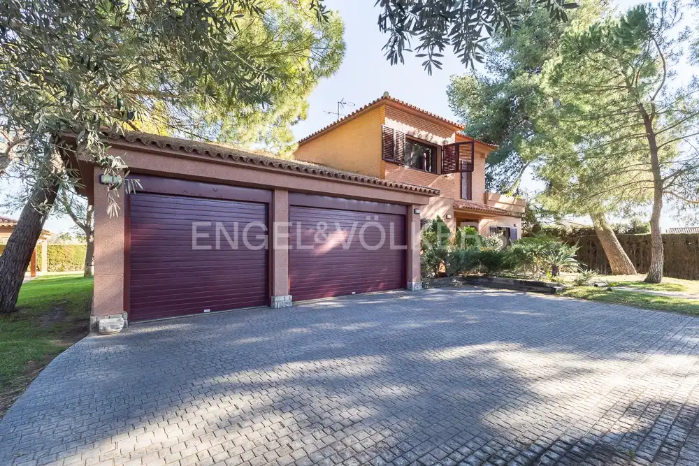 Exterior view of Houses for sale in La Pobla de Vallbona  with Air Conditioner, Heating and Private garden