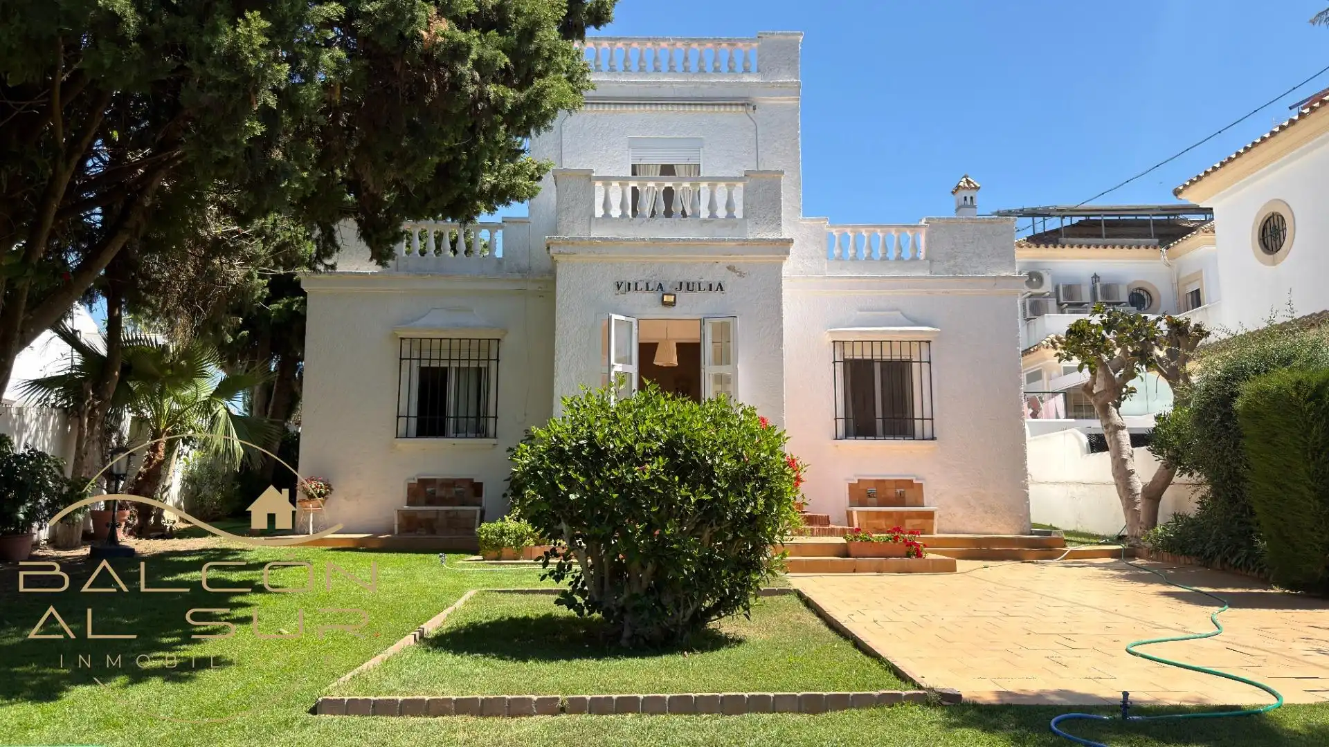 Vista exterior de Casa o xalet en venda en Rota amb Terrassa, Traster i Balcó