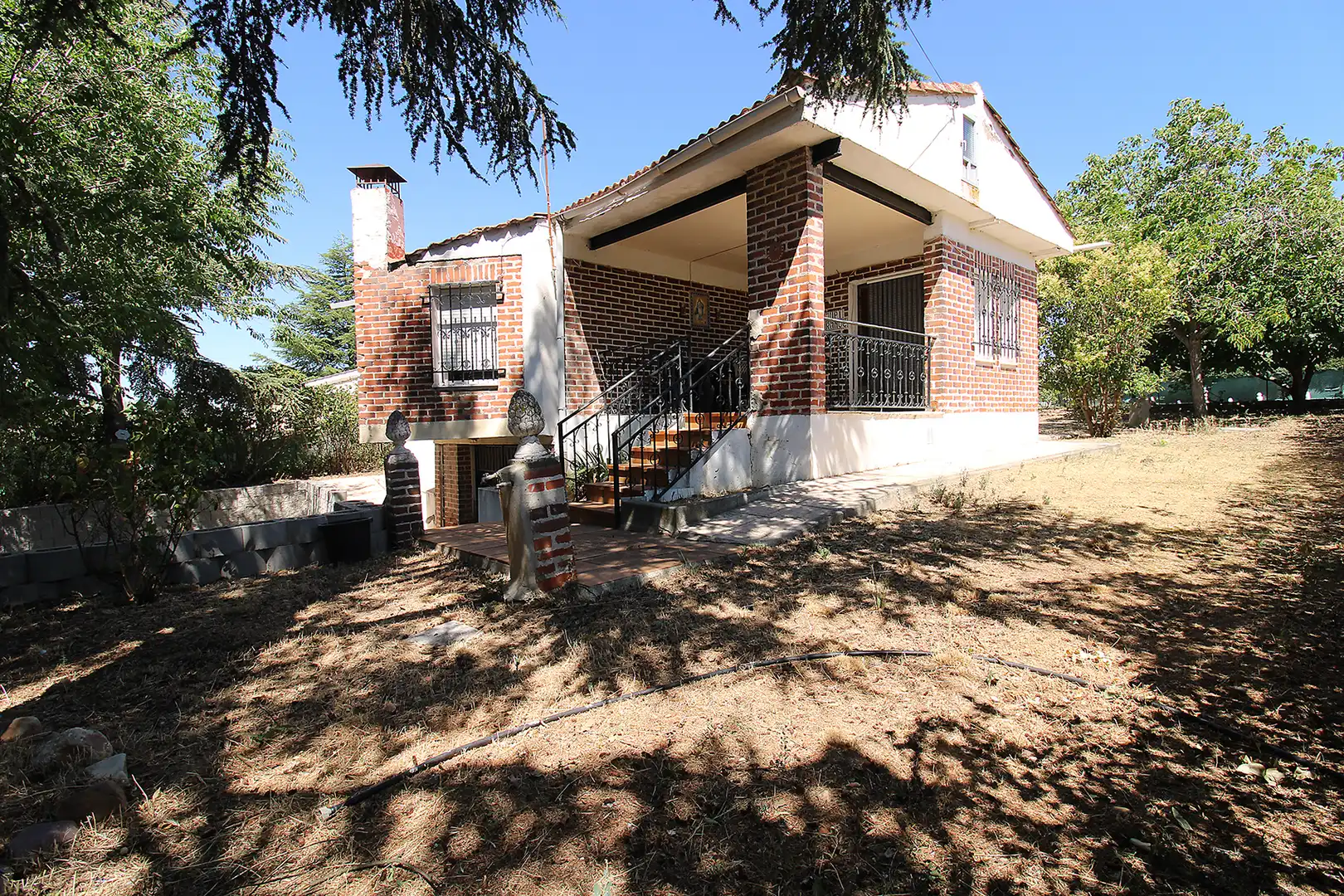 Vista exterior de Casa o xalet en venda en Uceda amb Calefacció, Jardí privat i Parquet