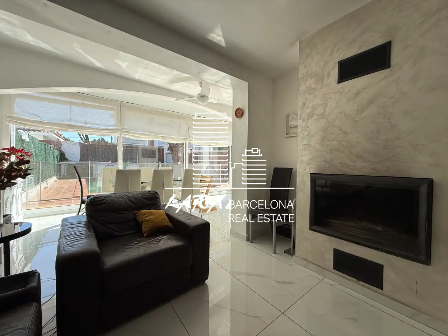 Sala d'estar de Casa adosada en venda en Castelldefels amb Aire condicionat, Jardí privat i Terrassa