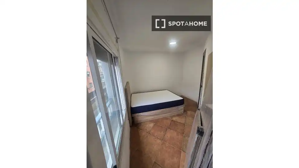 Bedroom of Flat for share in L'Hospitalet de Llobregat  with Air Conditioner, Heating and Furnished