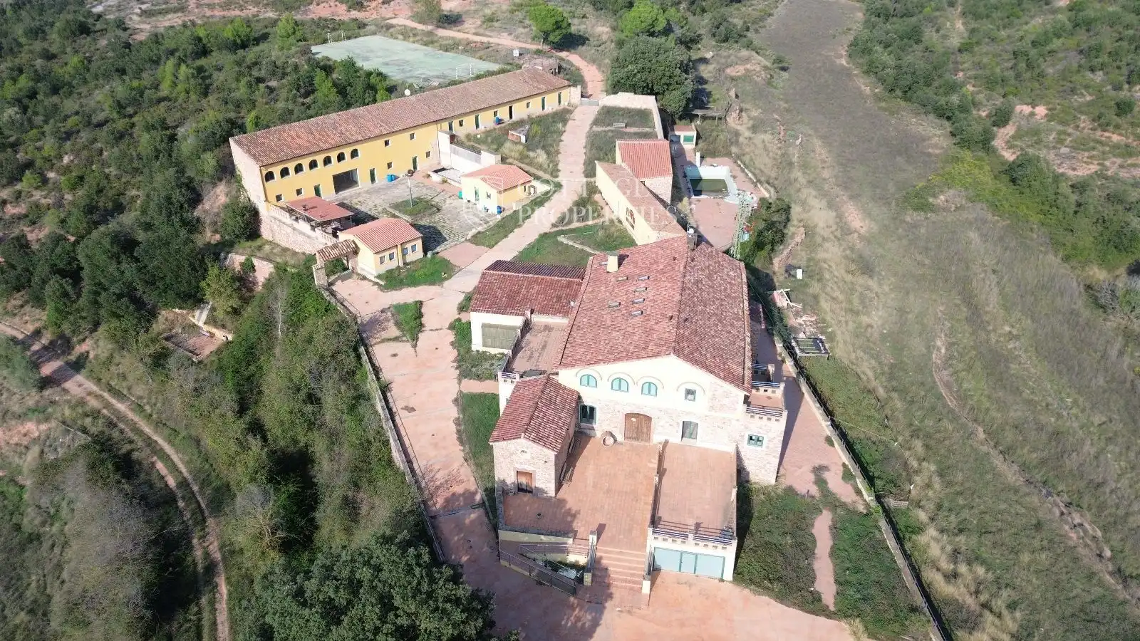 Vista exterior de Finca rústica en venda en Sant Llorenç Savall amb Calefacció i Piscina