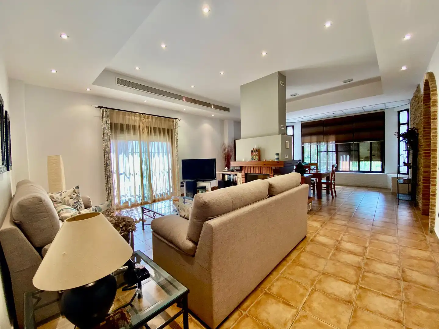 Sala d'estar de Casa o xalet en venda en Alcalá de Guadaira amb Calefacció, Jardí privat i Terrassa