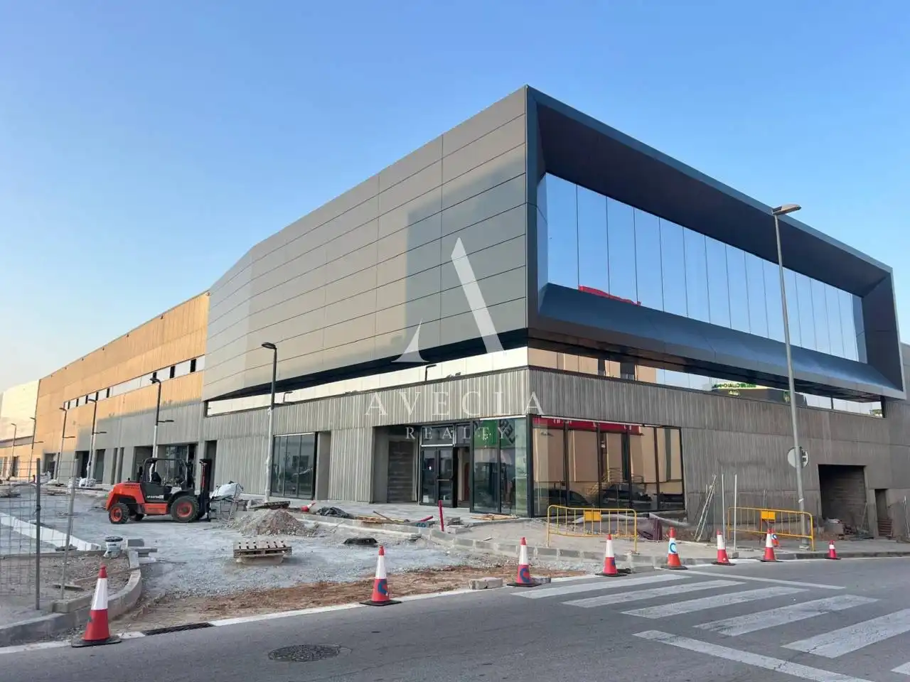 Außenansicht von Fabrikhallen zur Miete in Sabadell