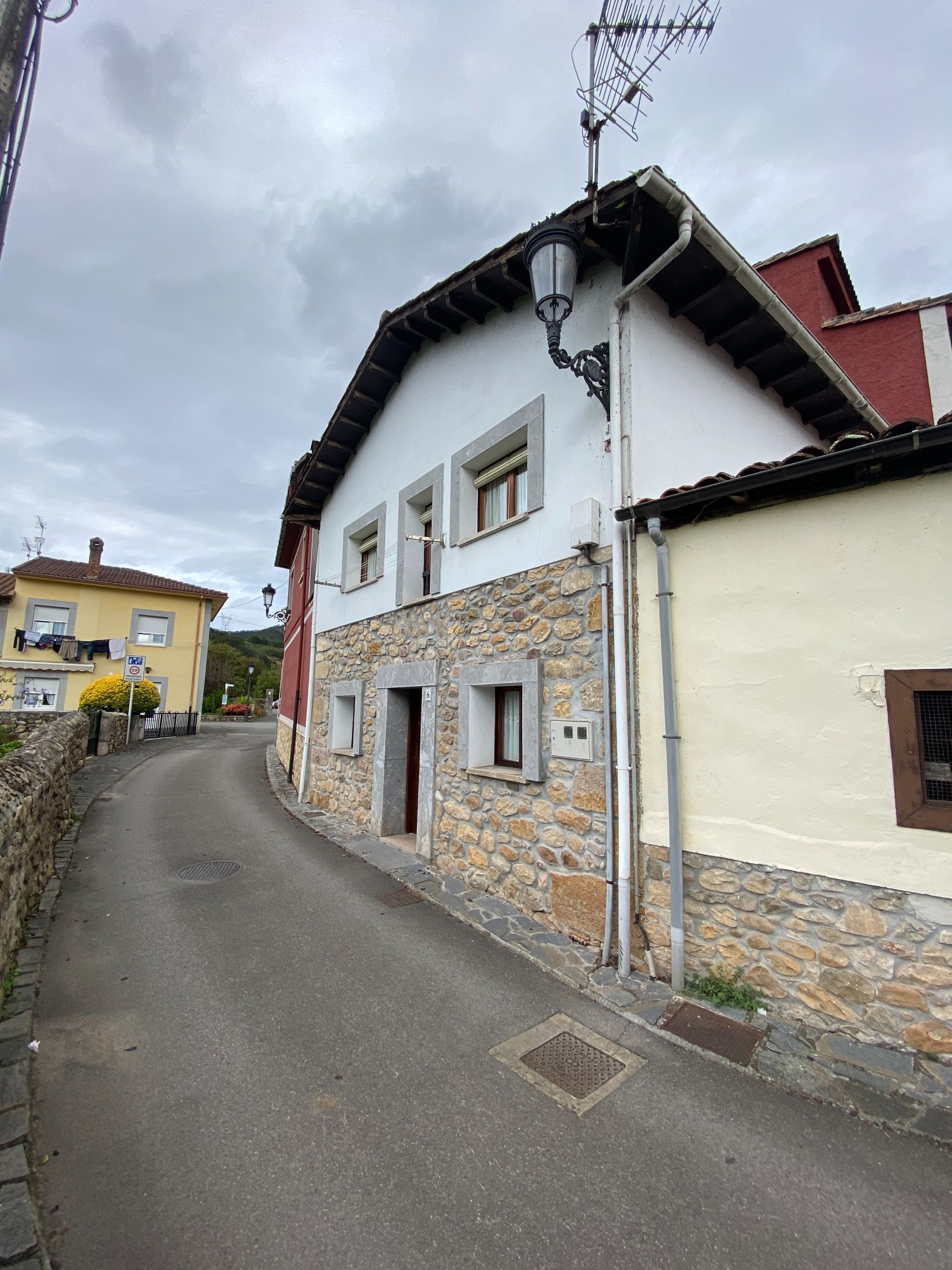 Vista exterior de Casa o xalet en venda en Cangas de Onís amb Calefacció