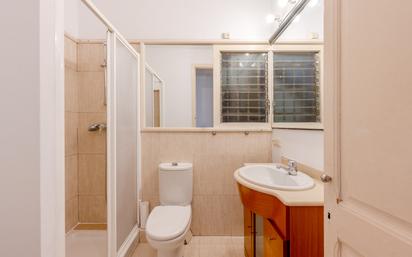Bathroom of Flat for sale in  Barcelona Capital  with Air Conditioner, Parquet flooring and Oven