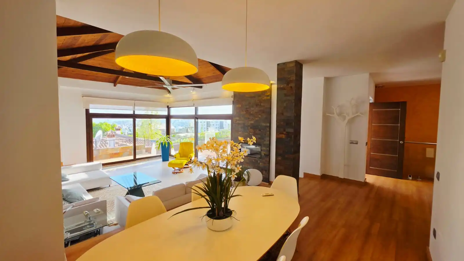 Menjador de Casa o xalet en venda en Fuengirola amb Aire condicionat, Jardí privat i Terrassa