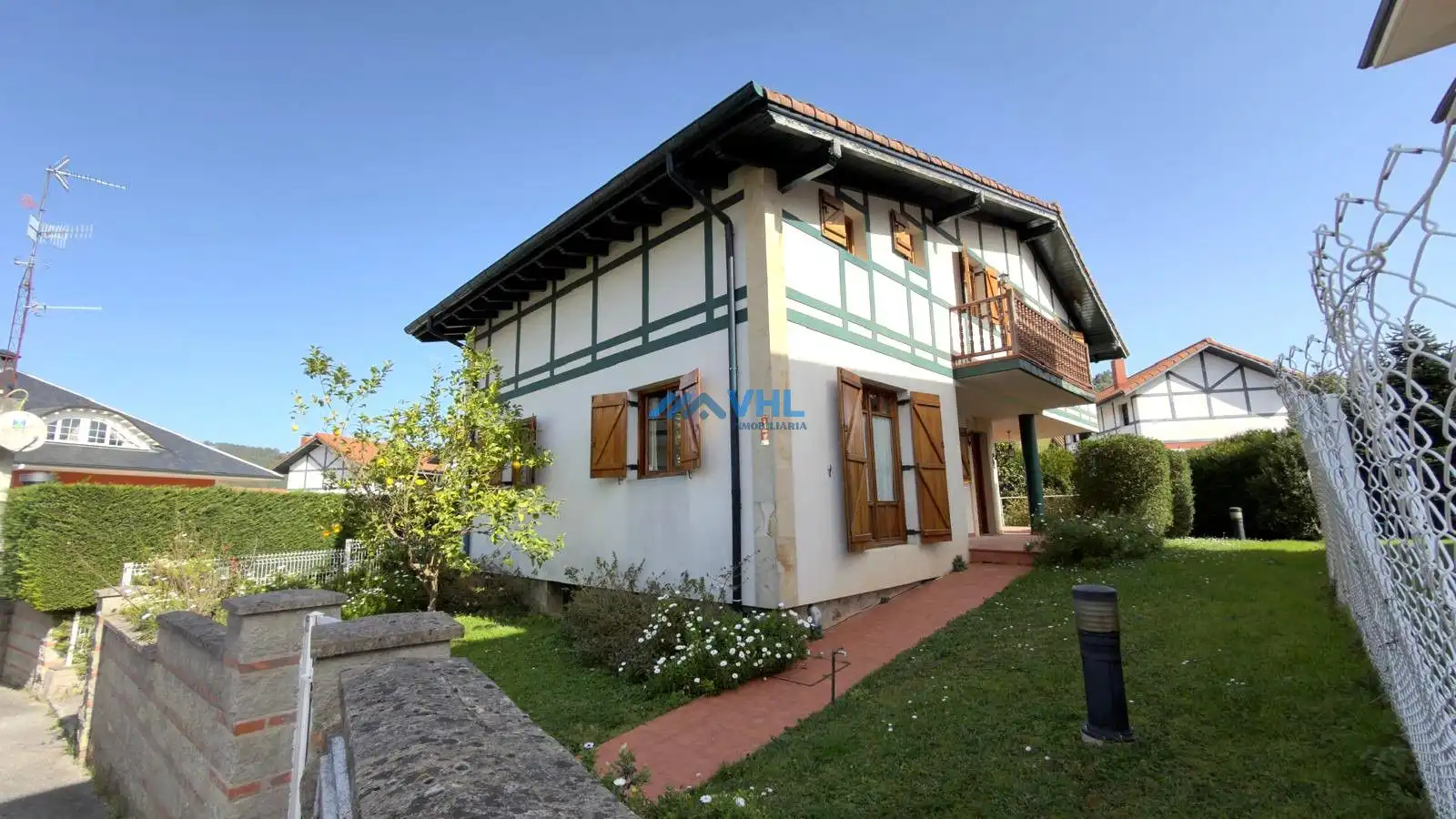 Vista exterior de Casa o xalet en venda en Castro-Urdiales amb Calefacció, Jardí privat i Traster