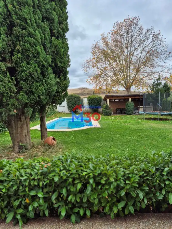 Jardí de Casa o xalet en venda en Miranda de Ebro amb Calefacció i Piscina