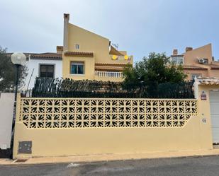 Vista exterior de Casa o xalet en venda en Torrevieja amb Jardí privat, Terrassa i Traster