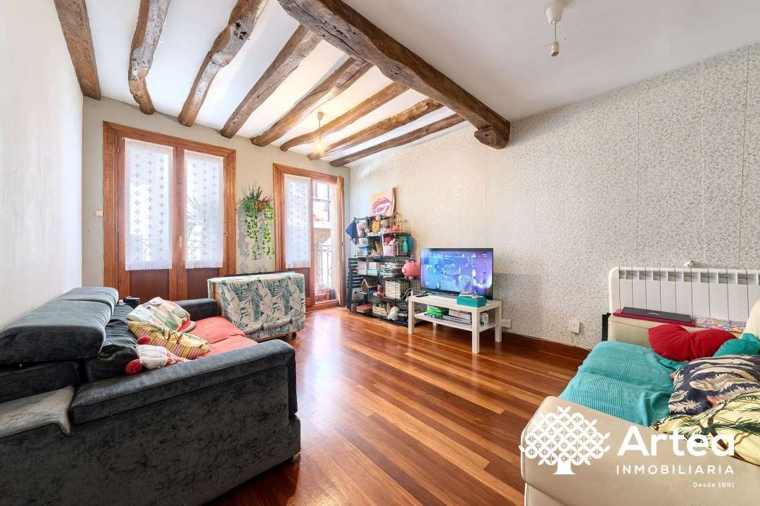 Sala d'estar de Pis en venda en Bilbao  amb Calefacció i Moblat