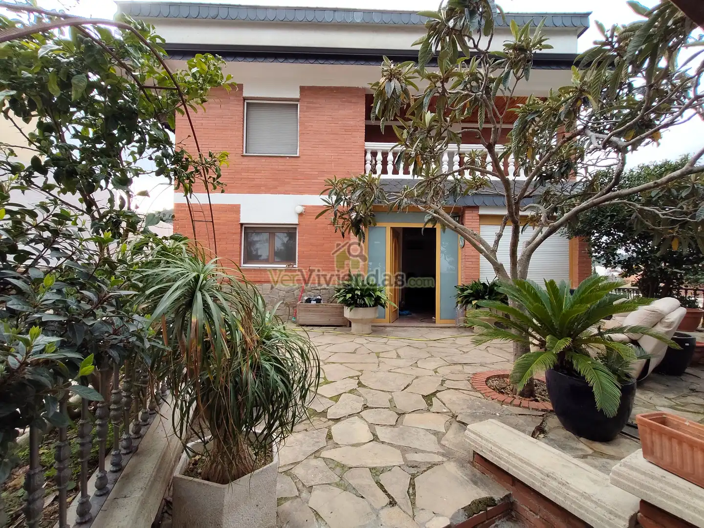 Vista exterior de Casa o xalet en venda en Cerdanyola del Vallès amb Calefacció, Jardí privat i Parquet