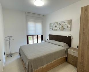 Dormitori de Pis de lloguer en Tortosa amb Aire condicionat, Terrassa i Piscina