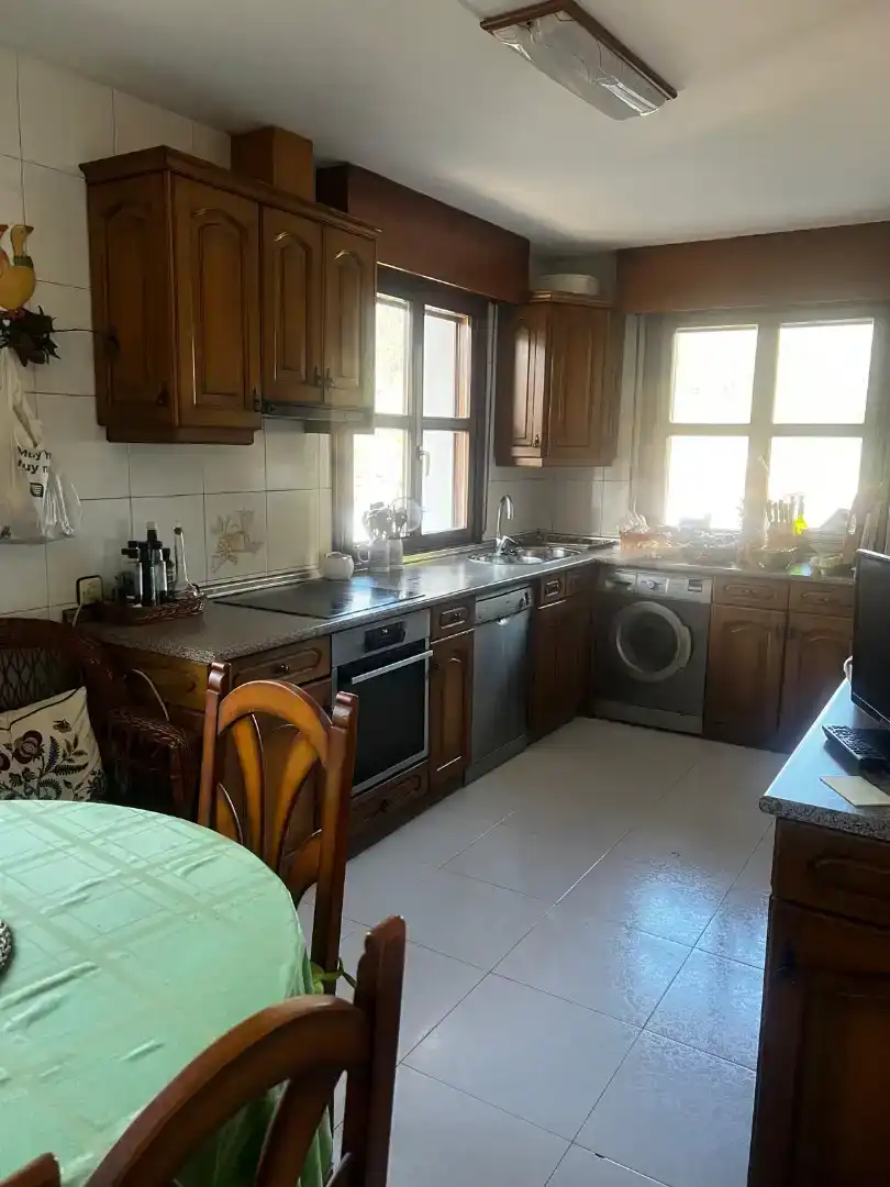 Cuina de Casa o xalet en venda en Alonsotegi amb Jardí privat, Parquet i Moblat