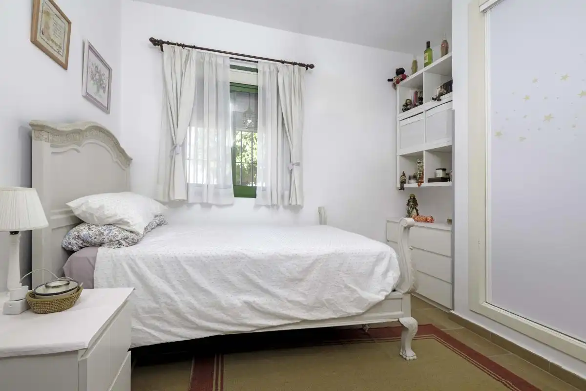 Dormitori de Casa o xalet en venda en Bollullos de la Mitación amb Aire condicionat, Calefacció i Jardí privat