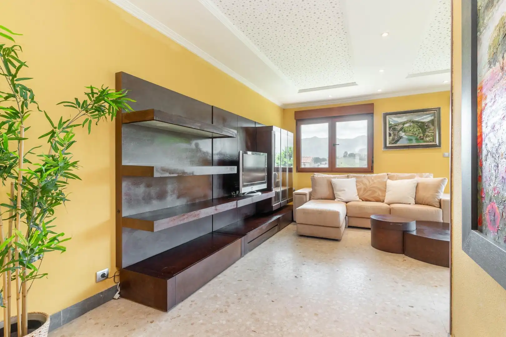 Sala d'estar de Casa o xalet en venda en Bimenes amb Calefacció, Jardí privat i Terrassa