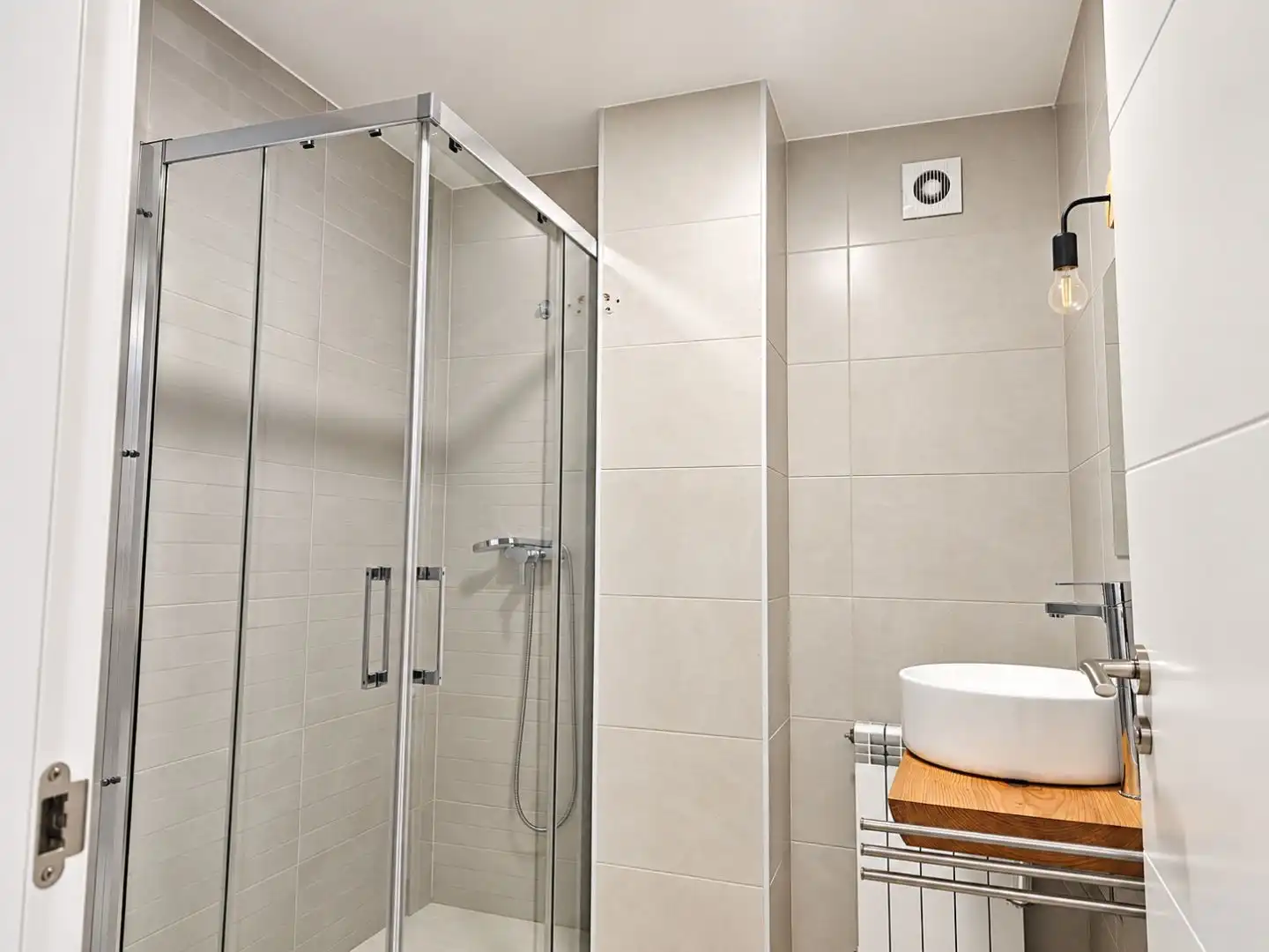 Bathroom of Flat for sale in Torrelavega 
