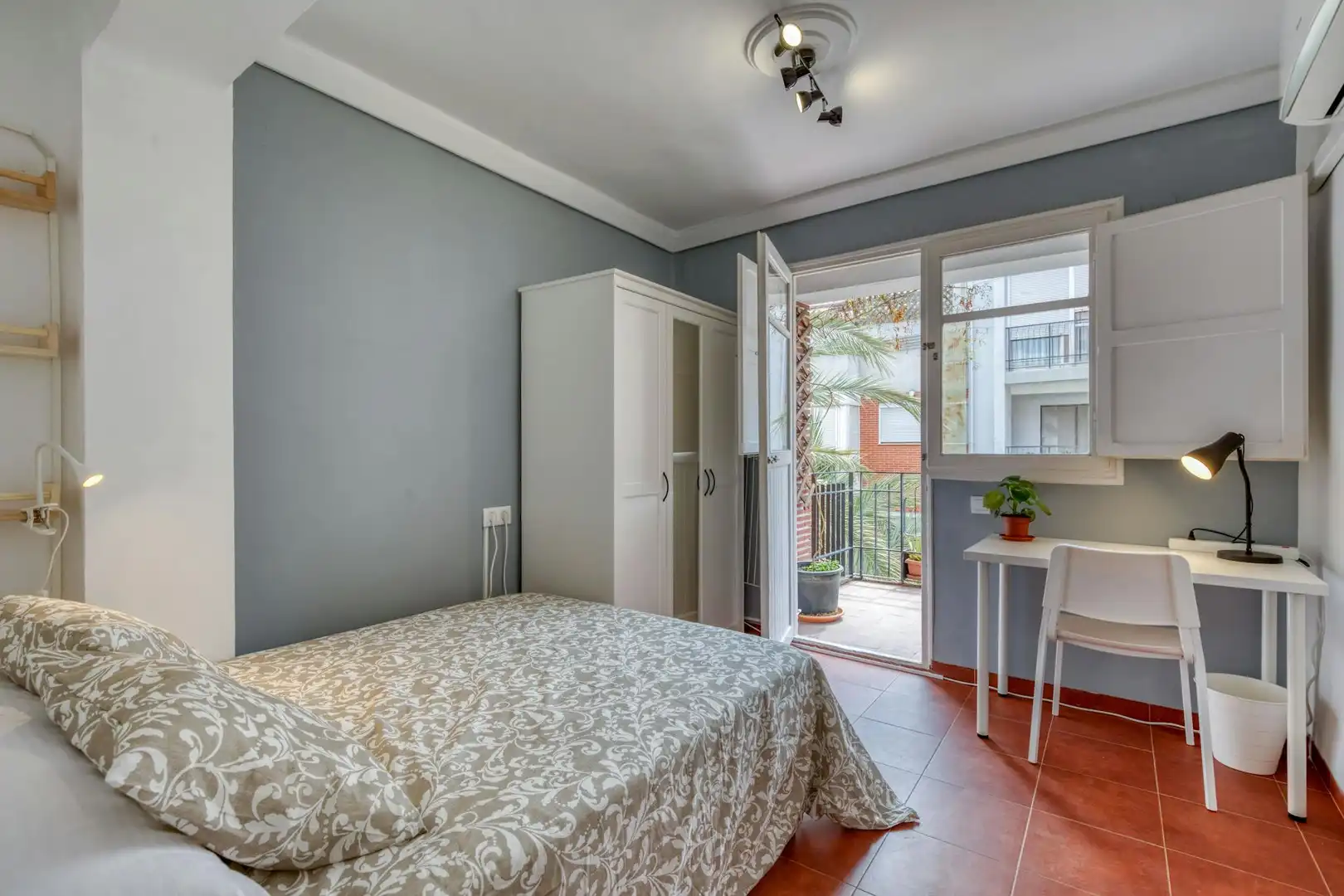 Schlafzimmer von Wohnung zur untervermieten in Valencia mit Klimaanlage, Möbliert und Waschmaschine