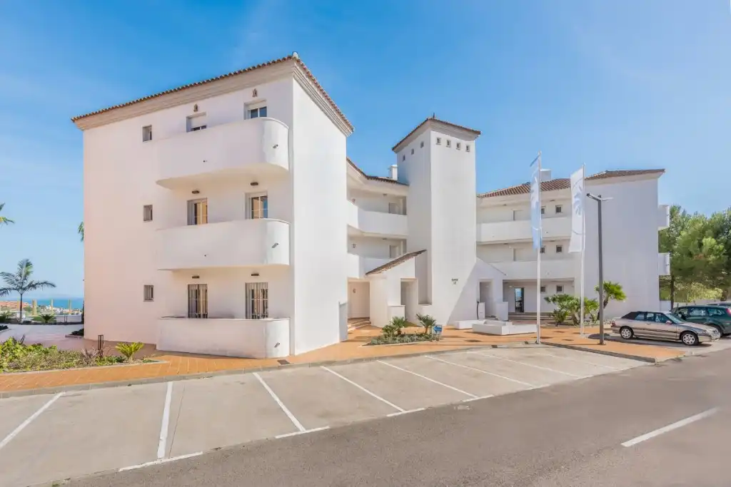 Vista exterior de Apartament en venda en Manilva amb Aire condicionat, Jardí privat i Terrassa
