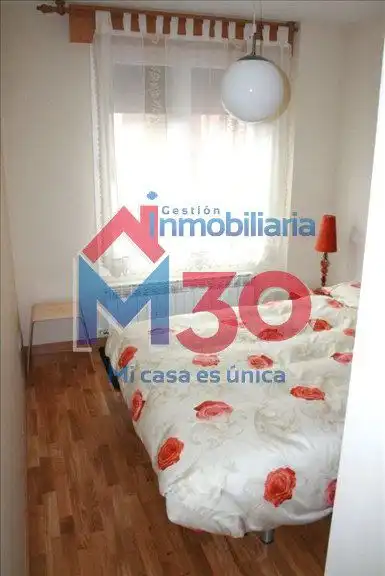 Dormitori de Apartament en venda en Miranda de Ebro amb Calefacció, Traster i Moblat