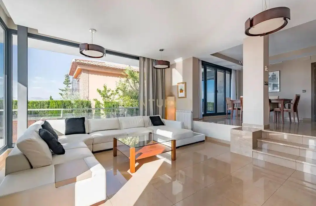 Sala d'estar de Casa o xalet en venda en La Zubia amb Aire condicionat, Jardí privat i Traster