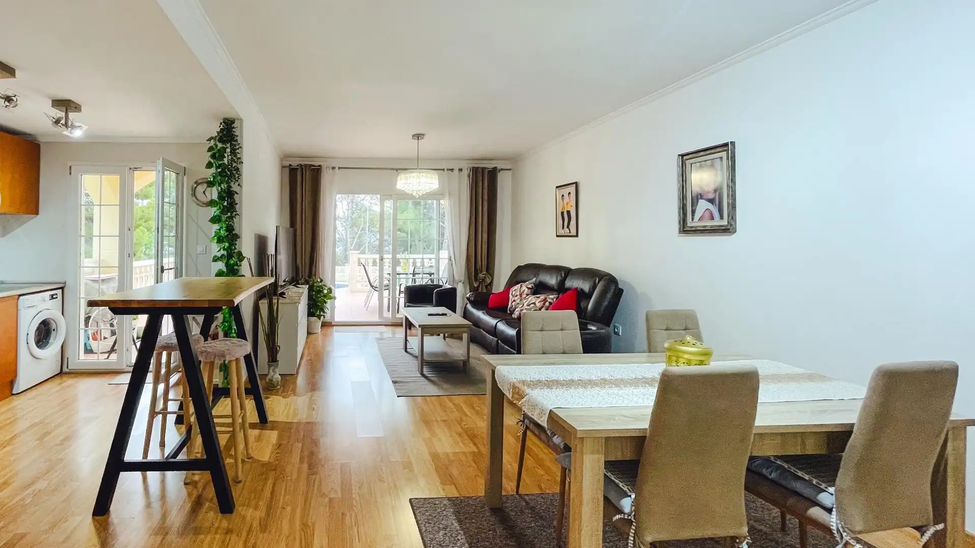 Sala d'estar de Casa adosada en venda en La Nucia amb Aire condicionat, Jardí privat i Terrassa