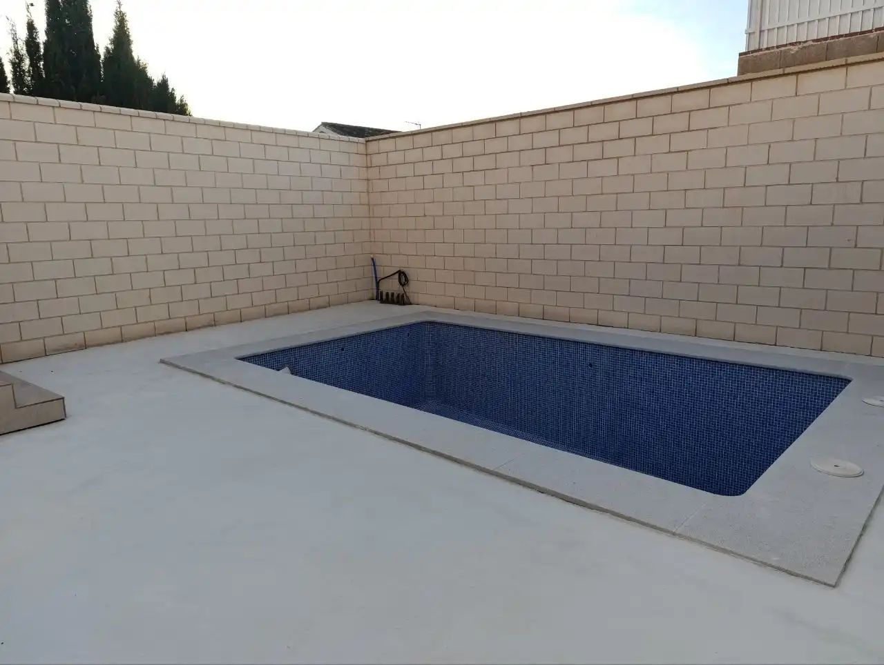 Schwimmbecken von Einfamilien-Reihenhaus zum Verkauf in Valdepeñas mit Heizung, Terrasse und Abstellraum